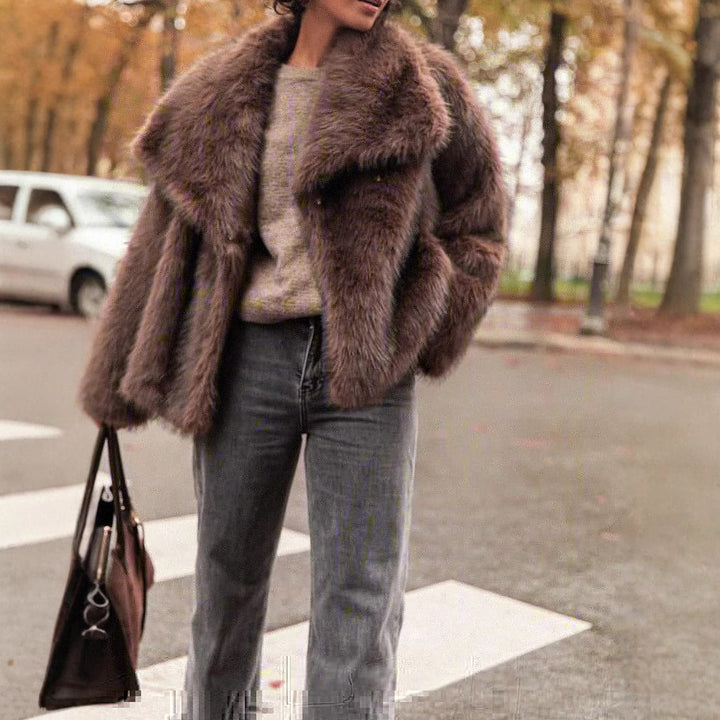 Faux fur jacket for women with wide collar and luxurious cut Lune London