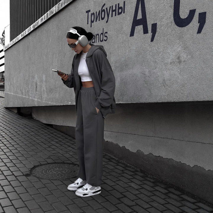 Casual outfit for women with wide pants and sporty jacket Lune London