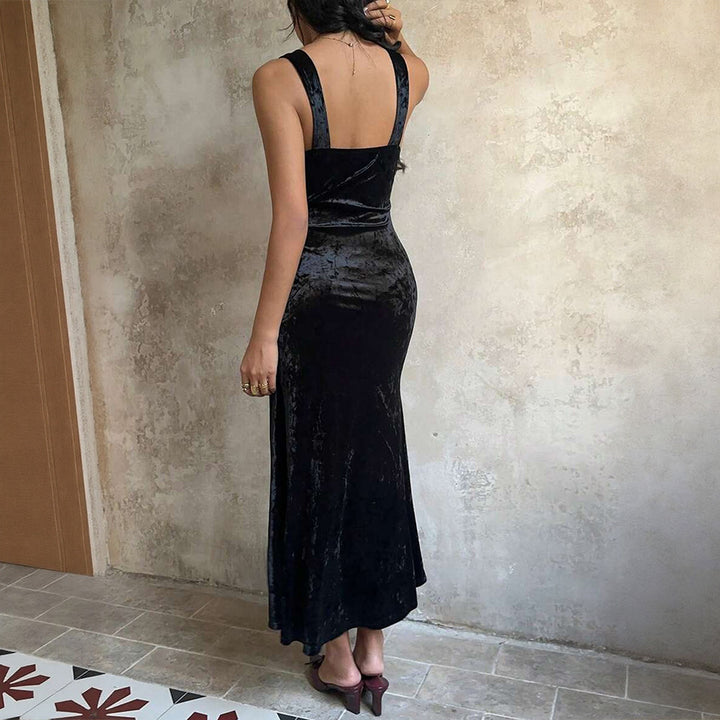 Robe maxi en velours pour femmes avec décolleté en V profond et élégantes bretelles spaghetti Chic & Stil