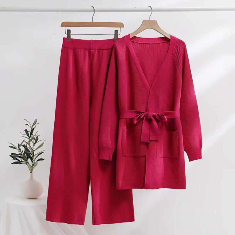 Fashionable women's knit lounge set with tied belt and practical pockets Lune London