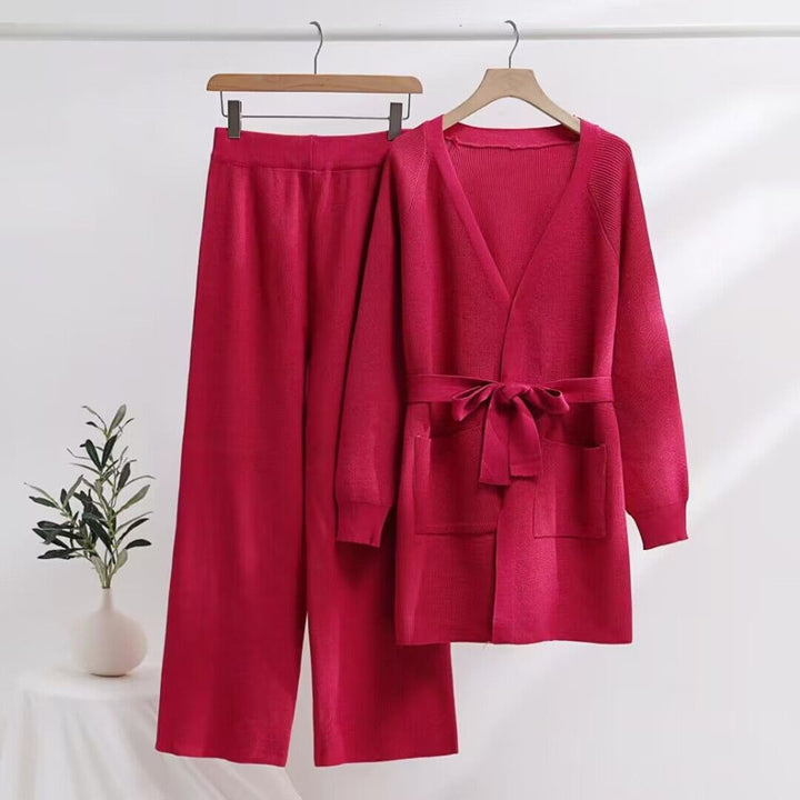 Fashionable women's knit lounge set with tied belt and practical pockets Lune London