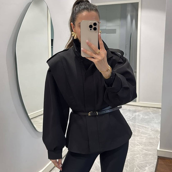 Lune London fashionable women's blazer jacket with short sleeves and a fitted cut