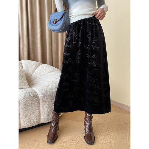 Women's Elegant Midi Skirt made of velvety material with floral design Chic & Stil