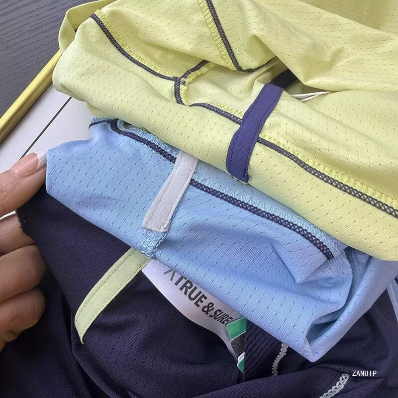 Haut de sport fonctionnel pour femmes avec capuche et propriétés respirantes Chic & Stil