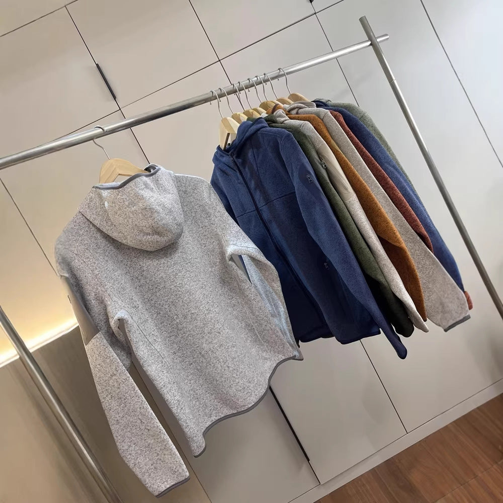 Veste fonctionnelle femme avec capuche respirante et poches zippées sur les côtés Chic & Stil