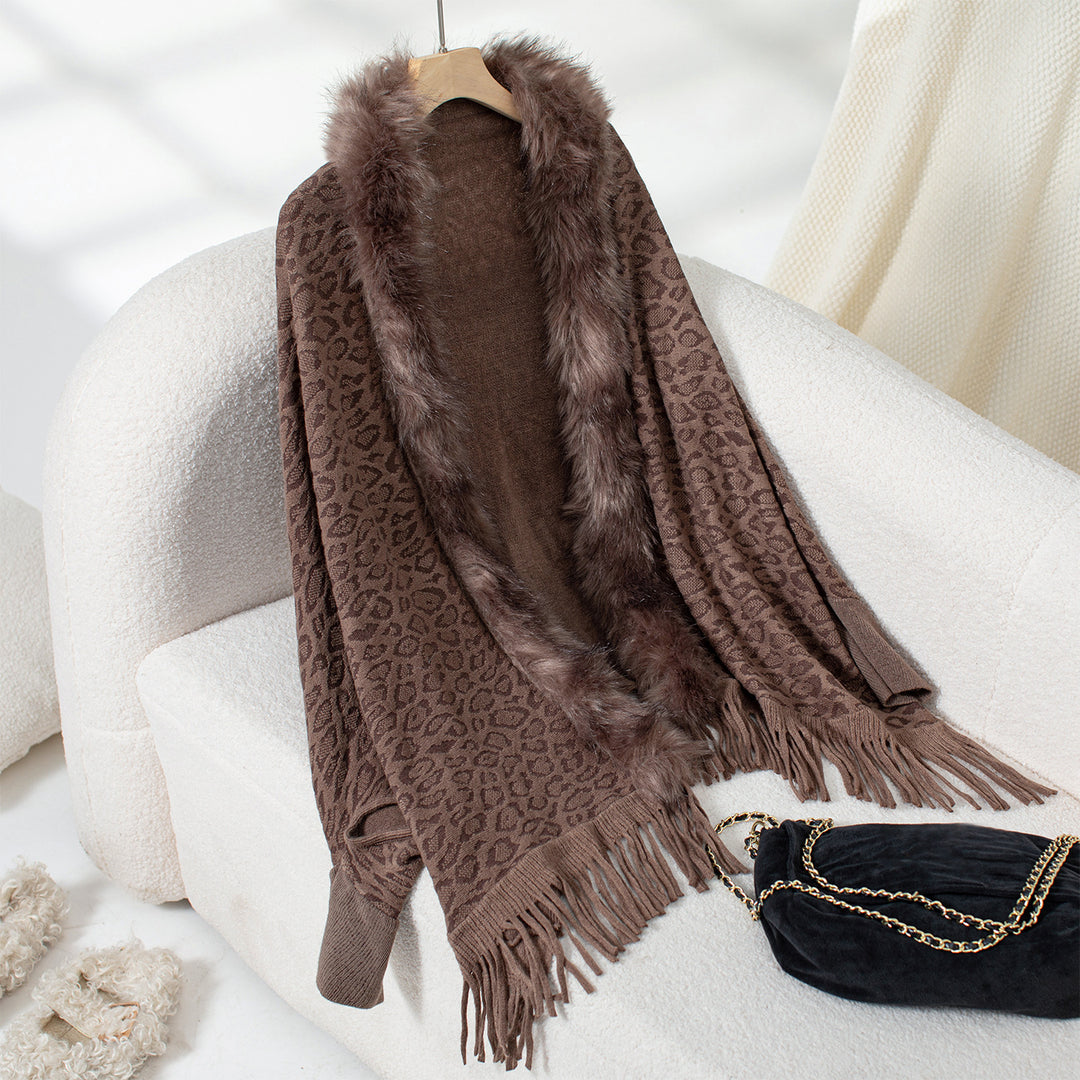 Elegant women's poncho sweater with a luxurious faux fur collar and a fringed hem Lune London