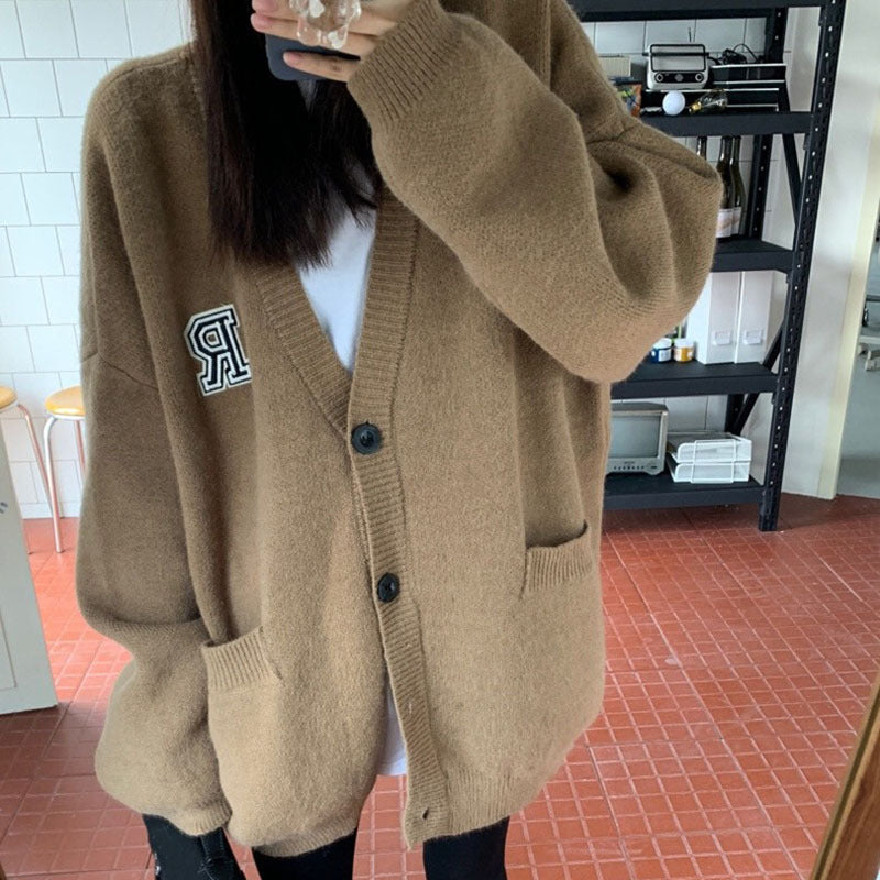 Casual knitted jacket for women with front pockets and button closure Lune London