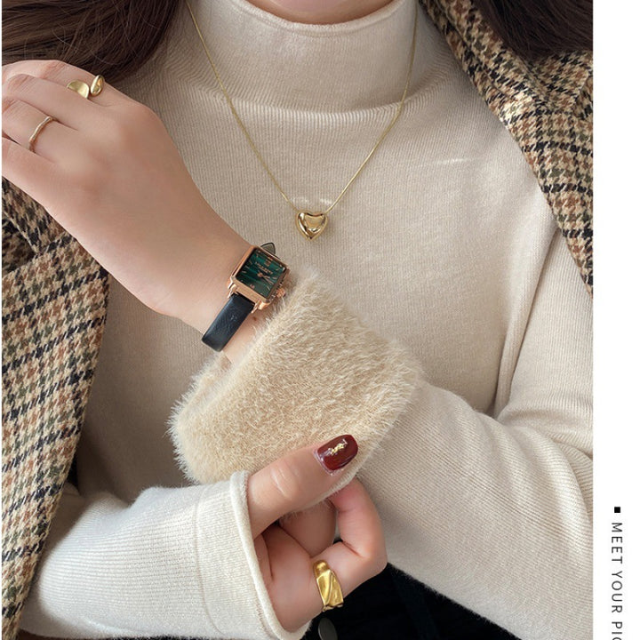 Pull élégant à col roulé pour femmes en matériau doux Chic & Stil