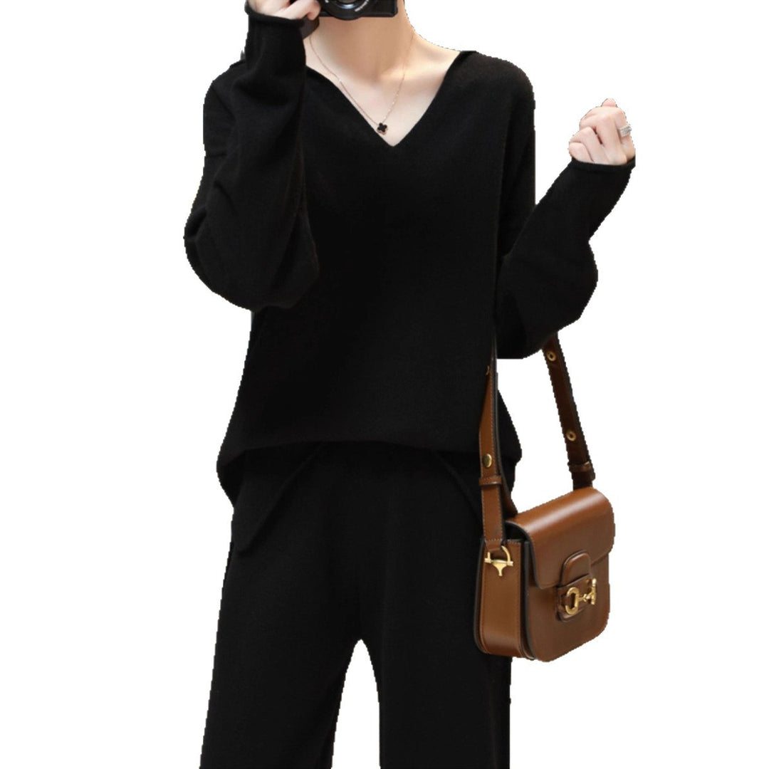 Pullover femme à col en V en matériau doux et coupe décontractée Chic & Stil