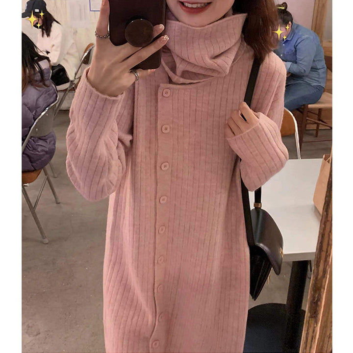 Robe tricotée pour femmes avec col roulé large et patte de boutonnage continue Chic & Stil