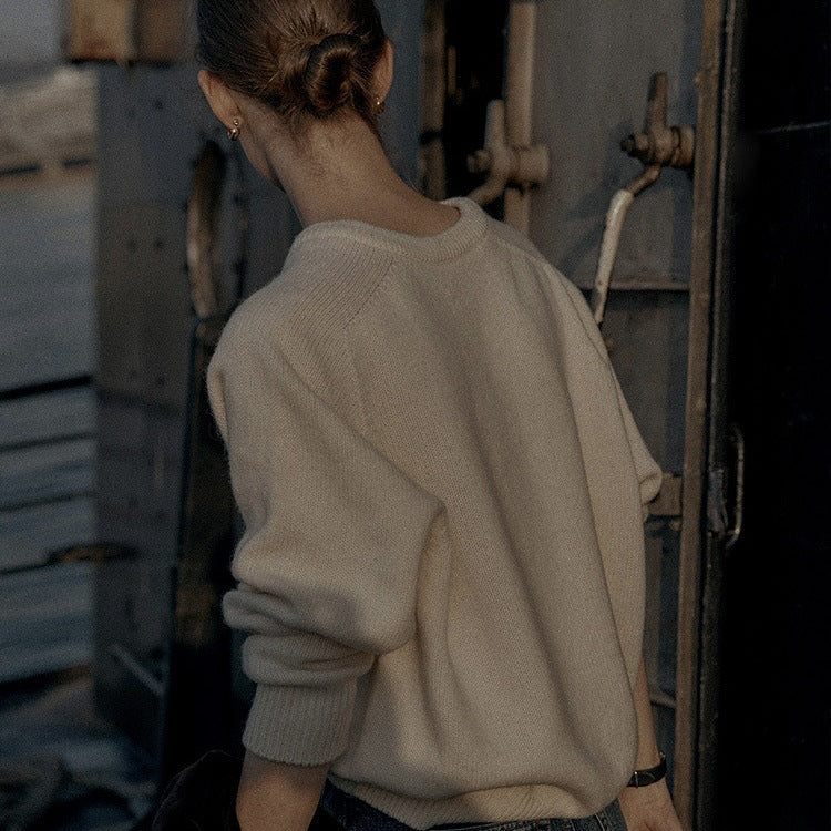 High quality wool pullover with V-neck for women Lune London