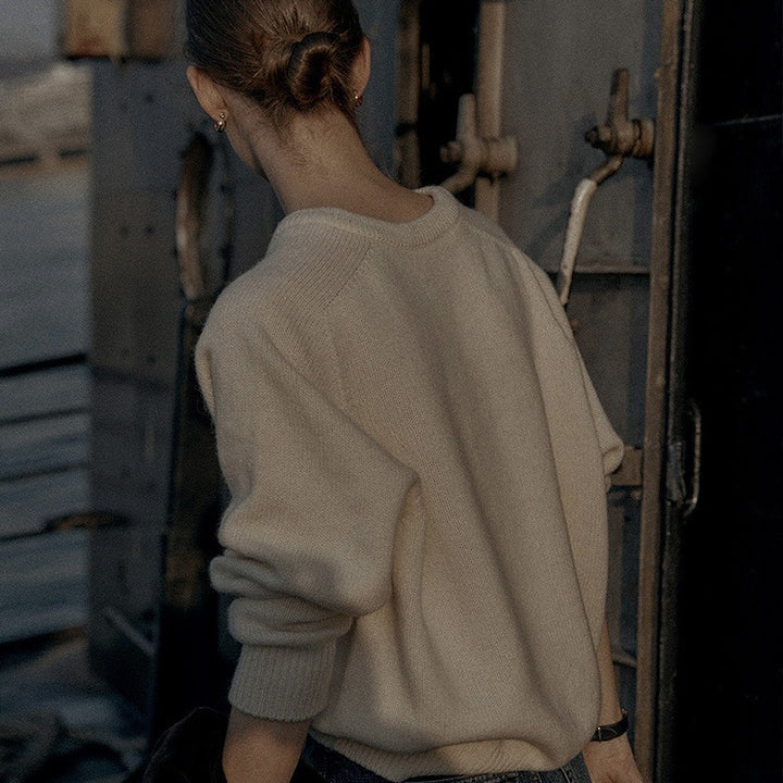 High quality wool pullover with V-neck for women Lune London
