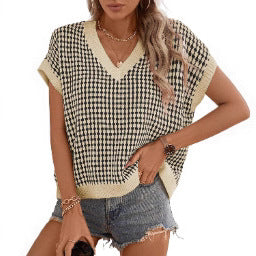 Viscose top for women with a modern check pattern and a chic V-neck