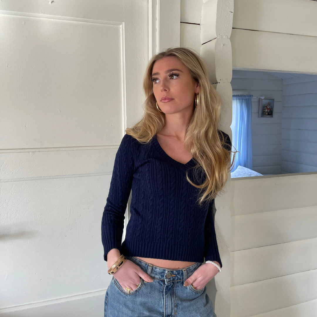Women’s knitted sweater with V-neck and long sleeves Lune London