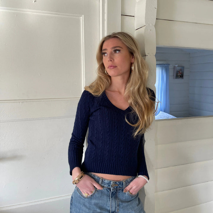 Women’s knitted sweater with V-neck and long sleeves Lune London