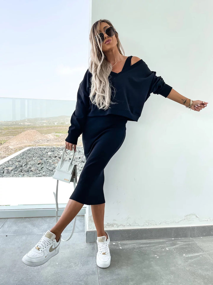 Elegant and casual two-piece set for women with V-neck and wide top Lune London