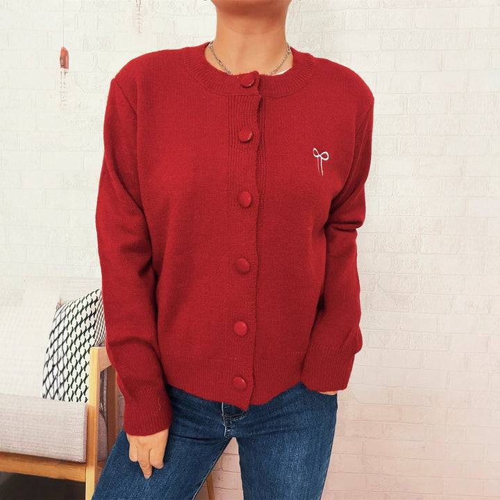 Gilet en tricot pour femmes avec des détails de boutons ludiques et une texture fine Chic & Stil