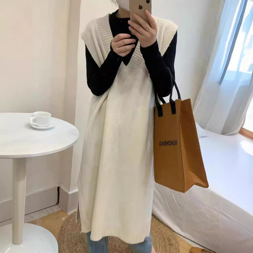 Robe tricotée pour femmes avec un élégant col en V et une fente latérale Chic & Stil