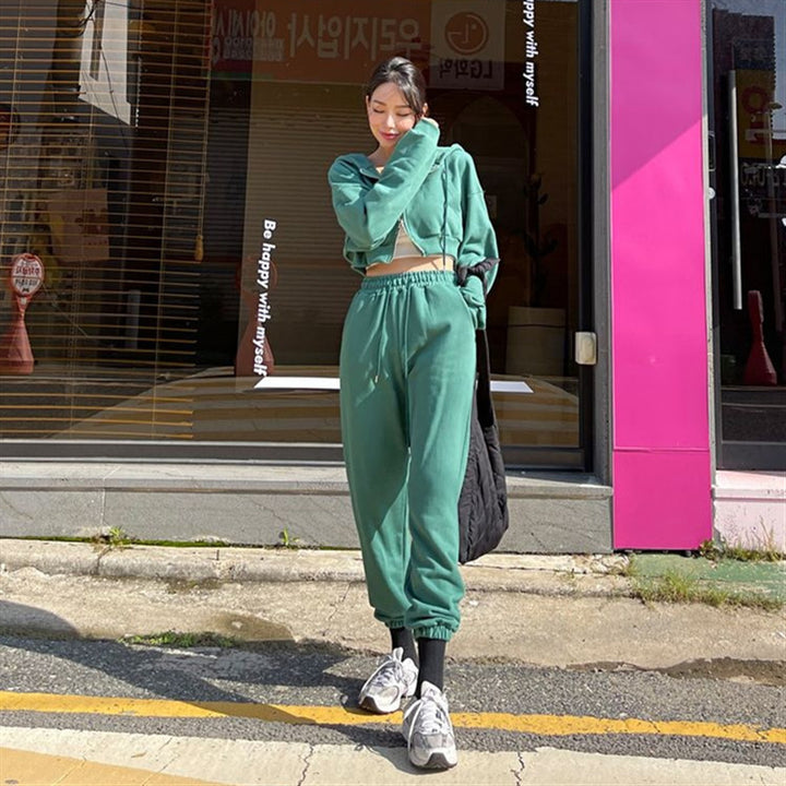 Women's sporty two-piece set with cropped hoodie and comfortable joggers Chic & Stil