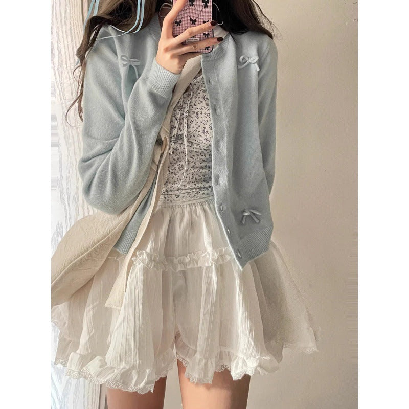 Cardigan pour femmes avec appliqué floral délicat et ourlet en volants Chic & Stil