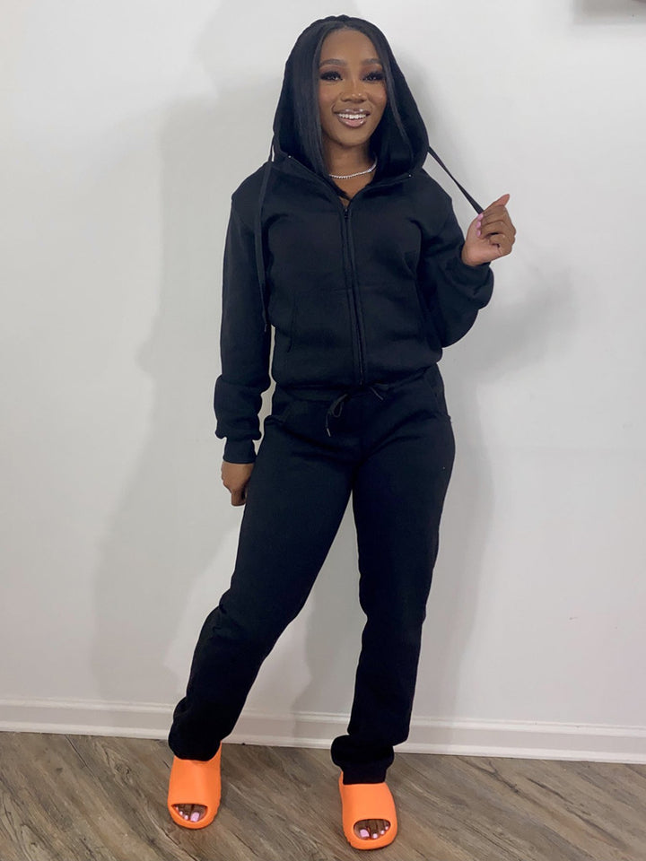 Women's leisure suit with modern zip-up design and flexible fit Chic & Stil