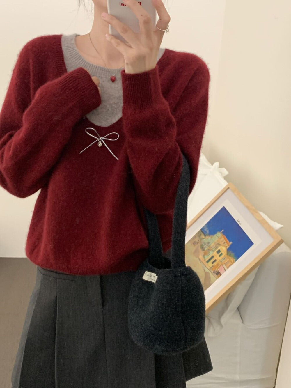 Pull femme avec col en V élégant et applique nœud en premium Chic & Stil