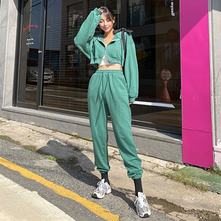 Women's sporty two-piece set with cropped hoodie and comfortable joggers Chic & Stil