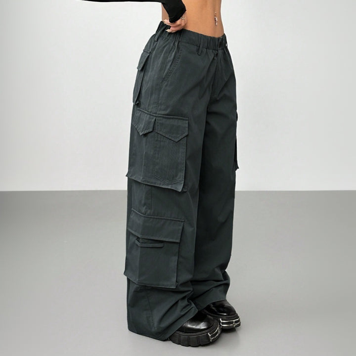 Pantalons larges cargo pour femmes avec taille élastique et poches pratiques Chic & Stil