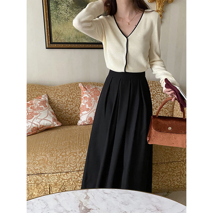 Ladies fashionable cardigan with V-neckline and button details Chic & Stil