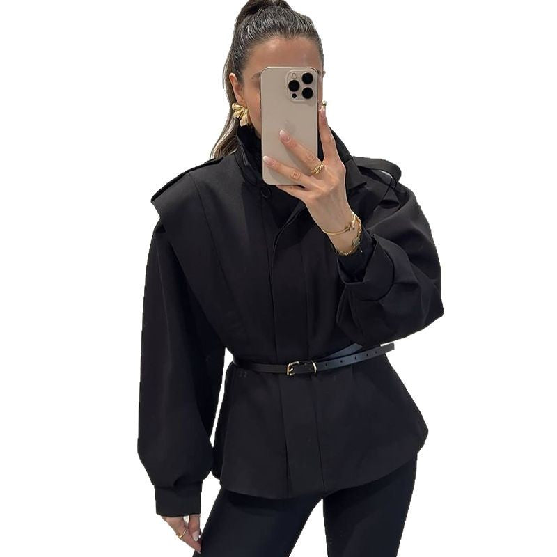 Lune London fashionable women's blazer jacket with short sleeves and a fitted cut