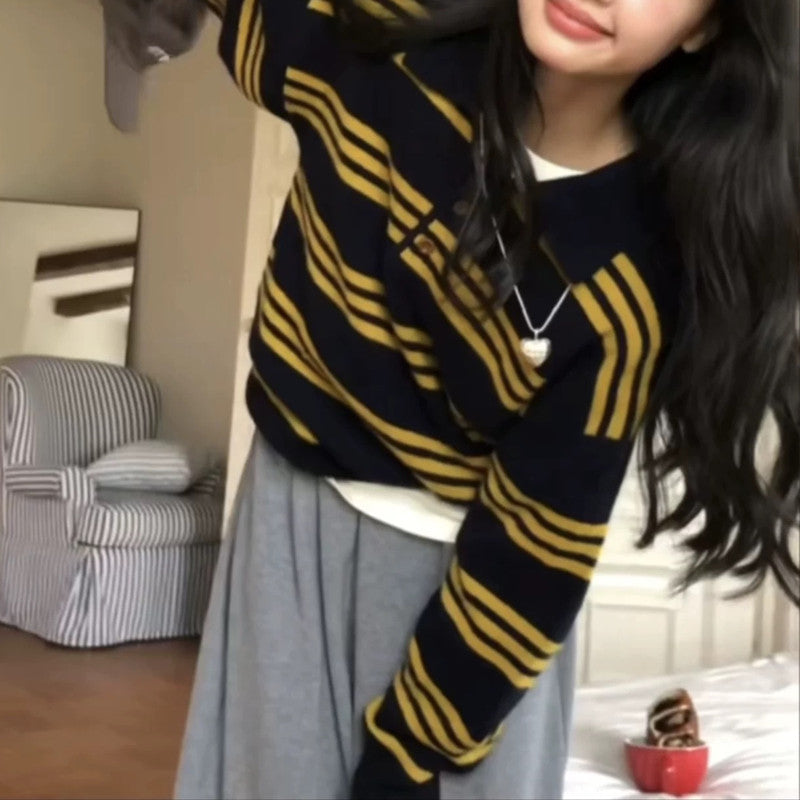 Pull en tricot confortable pour femmes avec des boutons de haute qualité et un motif rayé à la mode Chic & Stil