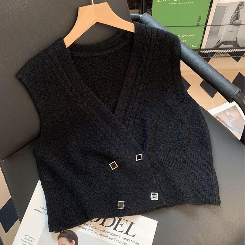 Gilet tricoté pour femmes avec un motif en câble moderne et des détails de bouton élégants Chic & Stil