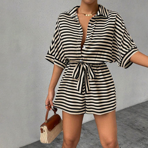Combinaison short femme avec un motif rayé fin et une coupe ajustée Chic & Stil