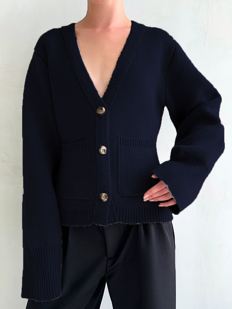 Cardigan pour femmes avec un col en V profond et de grandes poches Chic & Stil