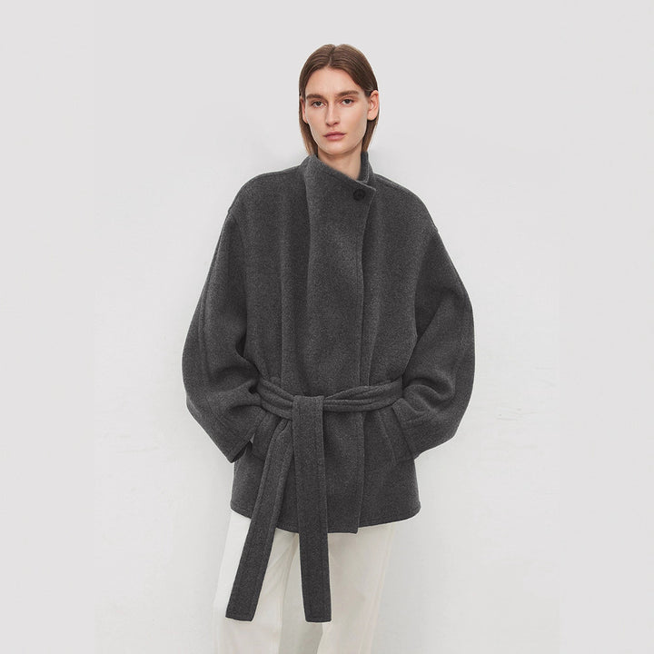 Manteau élégant pour femmes en taille surdimensionnée avec ceinture à nouer Chic & Stil