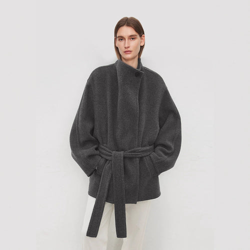 Manteau élégant pour femmes en taille surdimensionnée avec ceinture à nouer Chic & Stil