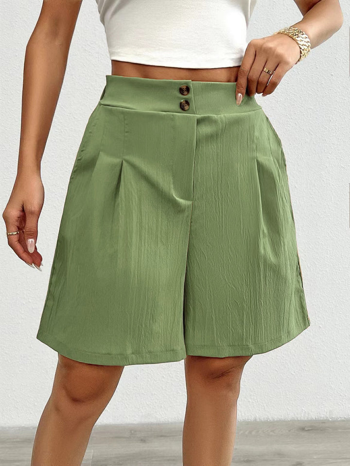 Lune London Elegant women's shorts with button closure and pleated design