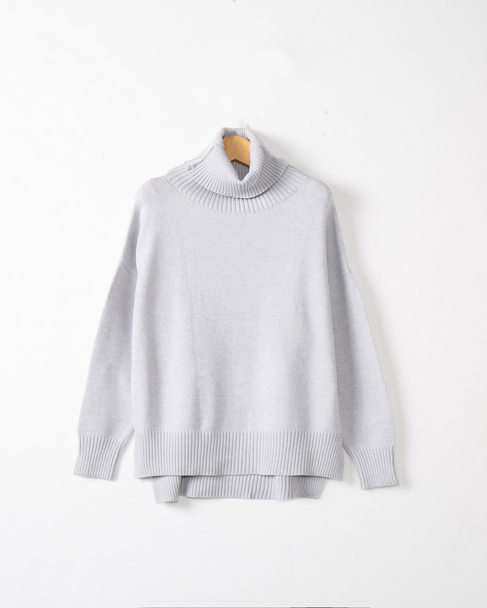 Casual sweater for women with a high collar and loose fit Lune London
