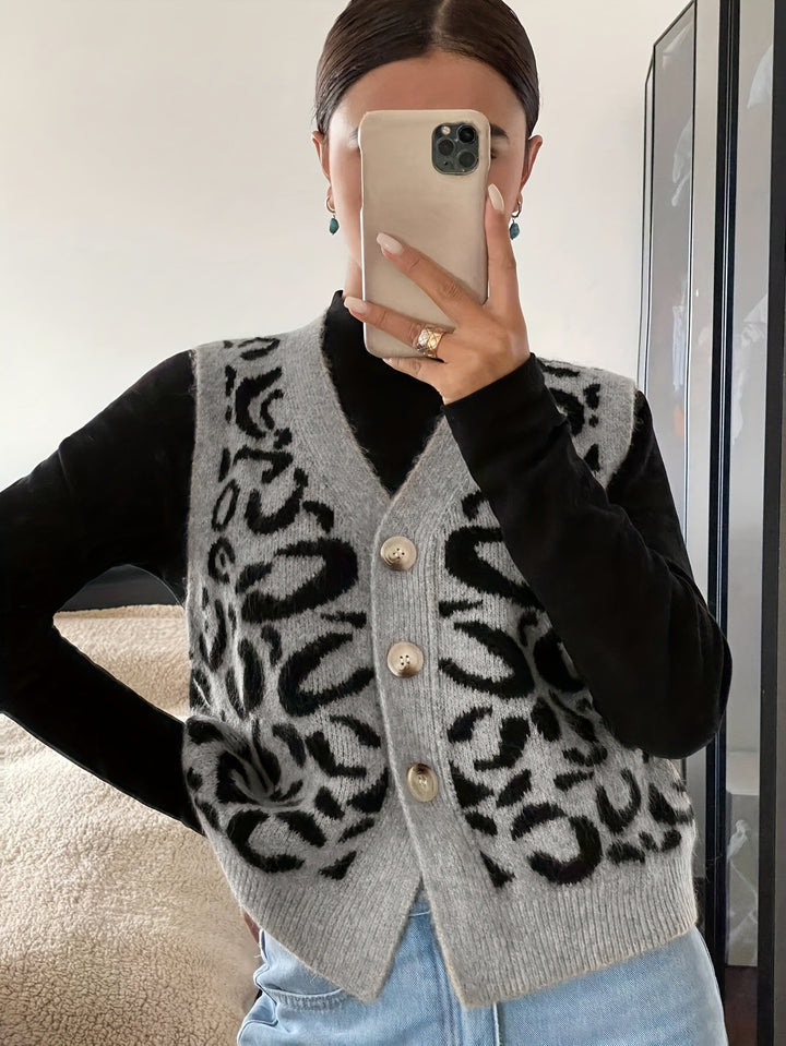 Gilet en tricot pour femmes avec un élégant motif léopard et des boutons de haute qualité Chic & Stil