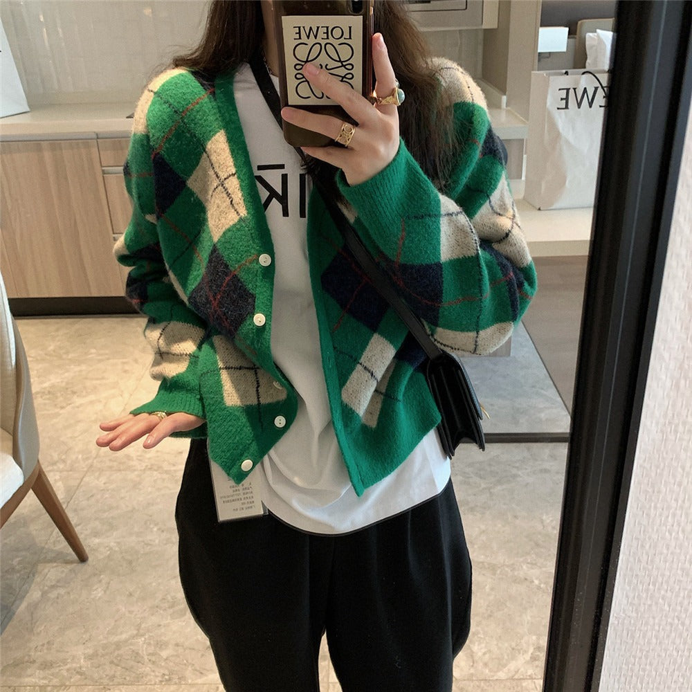 Manteau de marche féminin à la mode avec un motif en diamant élaboré et des détails de boutons Chic & Stil