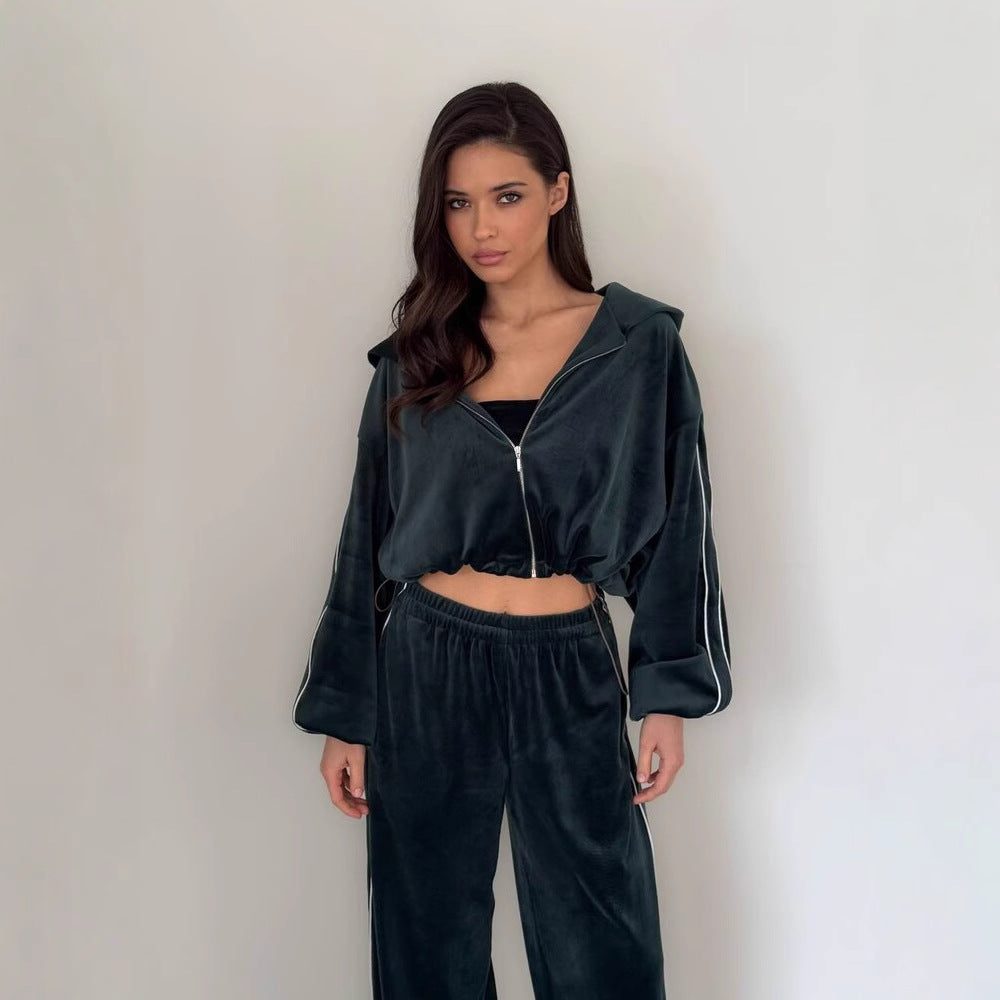 Women's luxurious velour loungewear set with cropped top and wide cut Chic & Stil