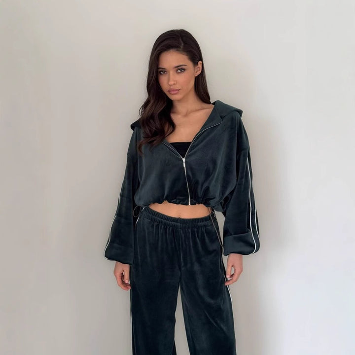 Women's luxurious velour loungewear set with cropped top and wide cut Chic & Stil