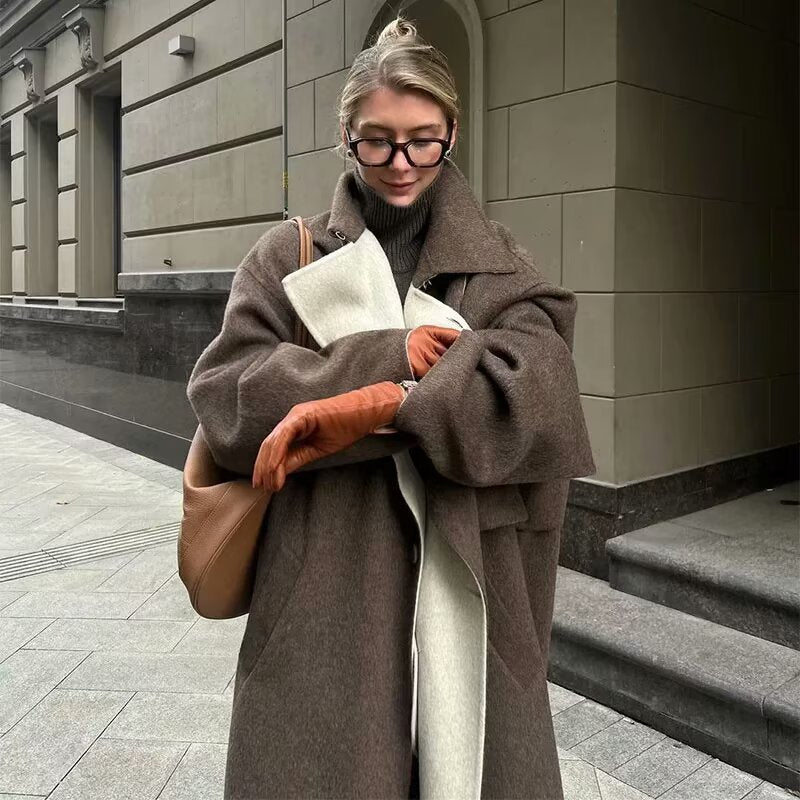 Oversized trench coat for women with an elegant lapel and practical pockets Chic und Stil