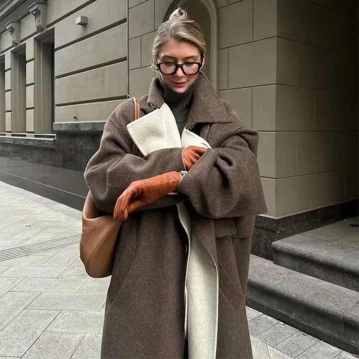 Oversized trench coat for women with an elegant lapel and practical pockets Chic und Stil
