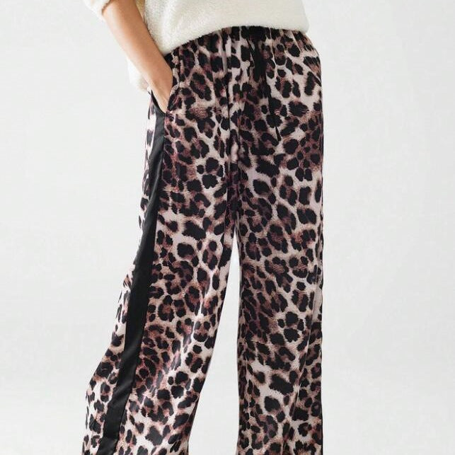 Wide women's pants with trendy leopard print and contrasting stripe details – chic and stylish