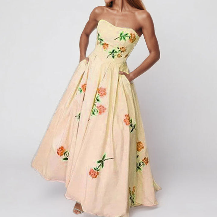 Robe maxi élégante sans bretelles pour femmes avec design floral et poches latérales Chic & Stil