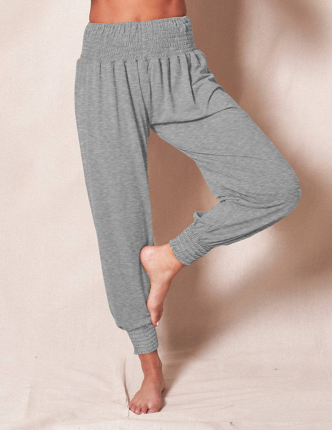 Casual harem pants for women with elastic waistband and side pockets.