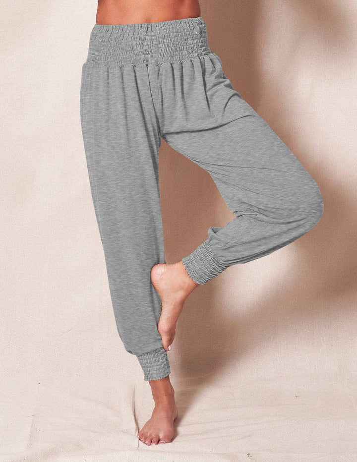 Casual harem pants for women with elastic waistband and side pockets.