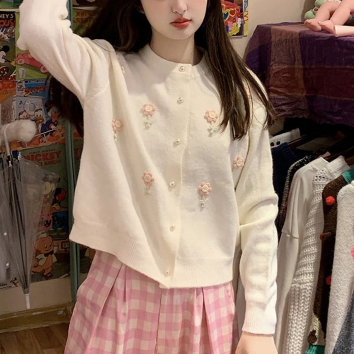 Femmes cardigan ludique avec un design floral et fermeture à boutons perles Lune London