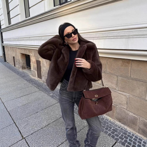 Ladies short faux fur jacket with elegant collar and extra comfort Lune London